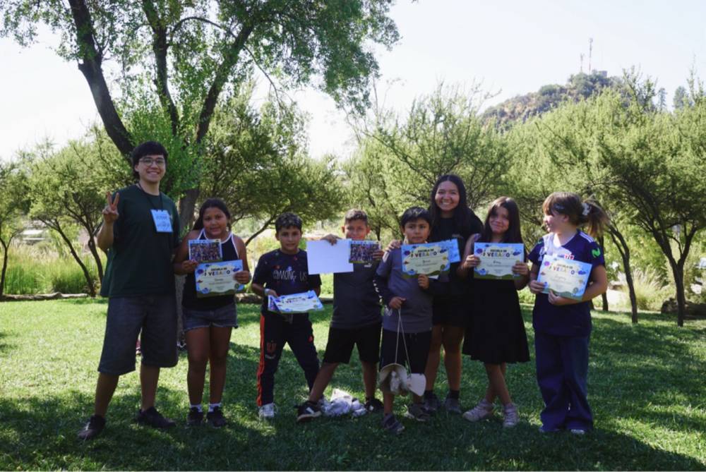 Monitores con niñas y niños de La Escuelita