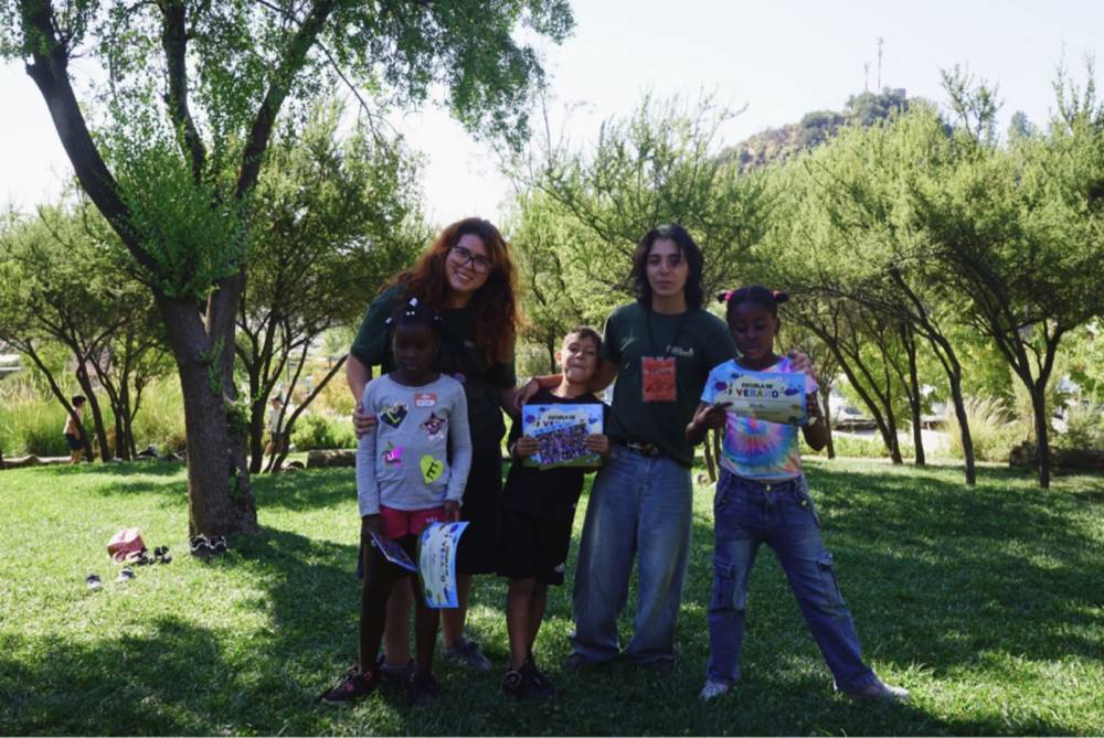 Monitores con niñas y niños de La Escuelita