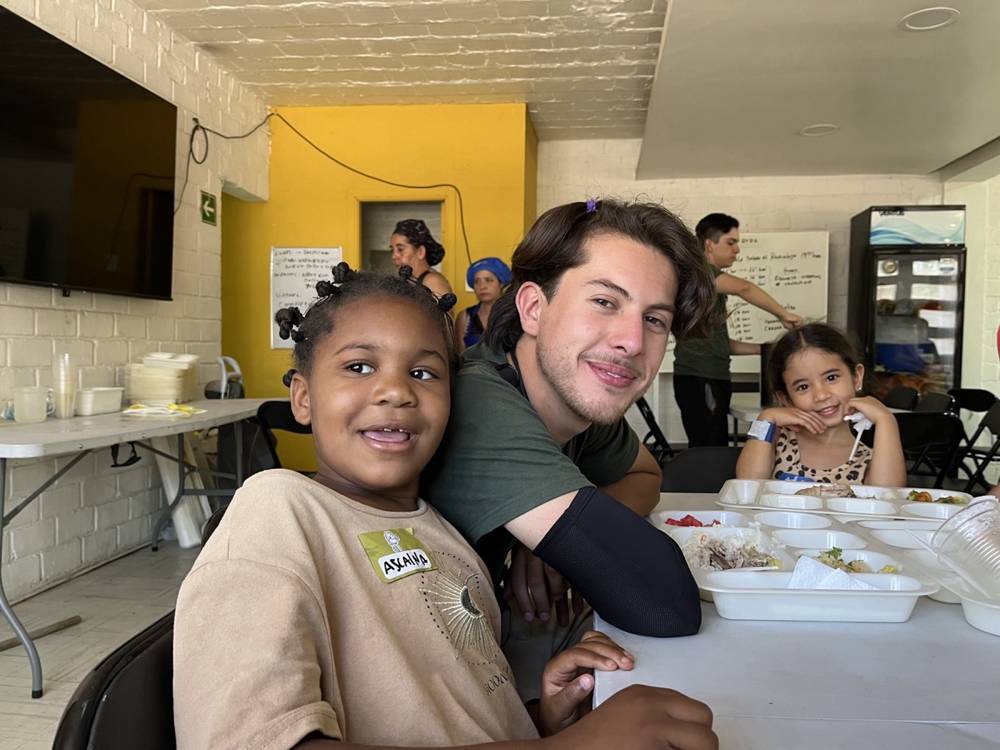 Monitores con niñas y niños de La Escuelita
