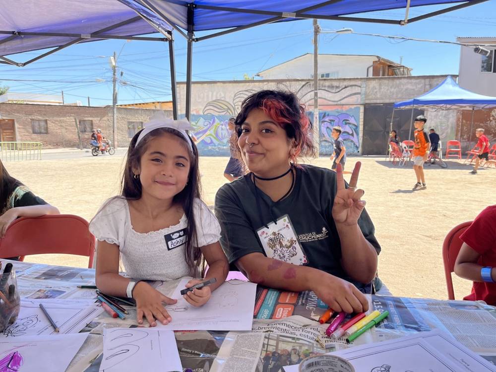 Monitores con niñas y niños de La Escuelita