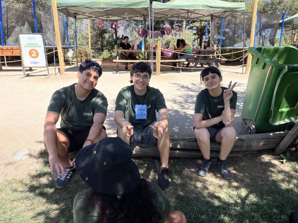 Monitores con niñas y niños de La Escuelita
